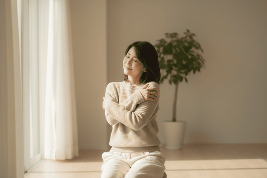 自分自身を優しく抱きしめる女性。自己受容と癒しを表現