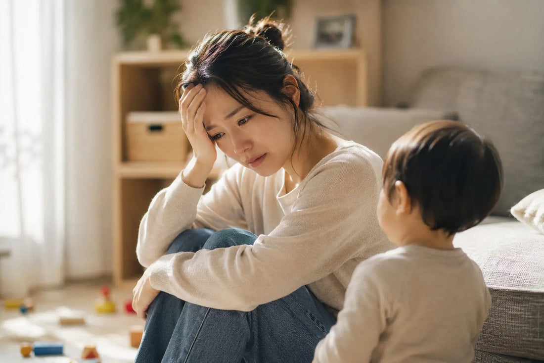 子育てでイライラし自己嫌悪になりながらも子どもを見つめる母親