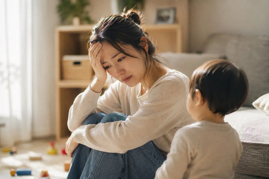 子育てでイライラし自己嫌悪になりながらも子どもを見つめる母親